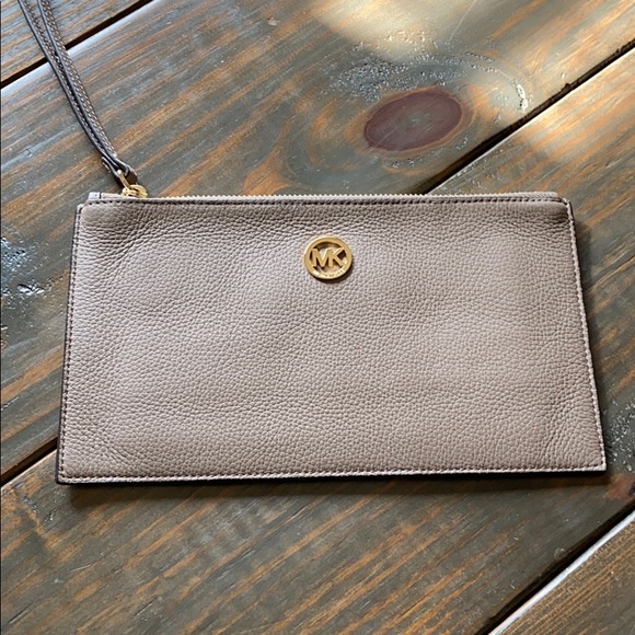 Michael Kors wristlet - Picture 1 of 5